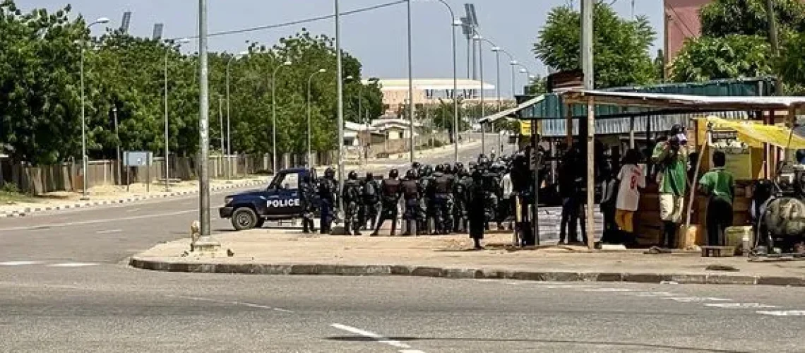 Des policiers camerounais surveillent une rue avant d'éventuelles manifestations des partisans du leader de l'opposition, à Garoua, le 27 octobre 2025. - - / AFP