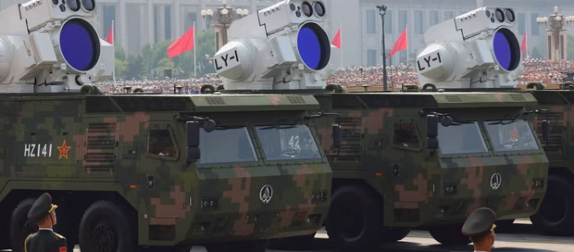 Armes laser embarquées lors du défilé. Photographie : Maxim Shemetov/Reuters
