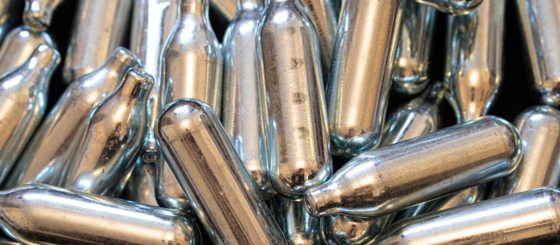 Le protoxyde d’azote est parfois utilisé de façon détournée en raison de son effet euphorisant lorsqu’il est aspiré. Il devient alors une substance addictive pouvant engendrer des symptômes plus ou moins graves, que la consommation soit occasionnelle ou fréquente. Photo de squeebcreativ