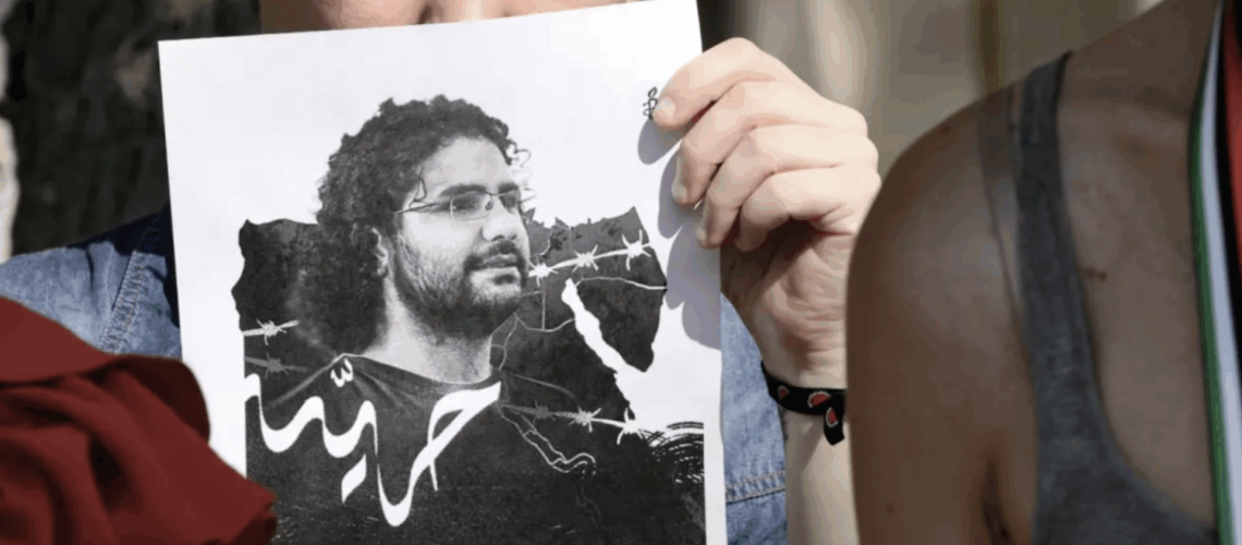 Une femme tenant une pancarte appelant à la libération du militant des droits humains égypto-britannique Alaa Abdel Fattah lors d'une manifestation à Dubaï, le 9 décembre 2023. Photo d'illustration AFP/Capture ecran