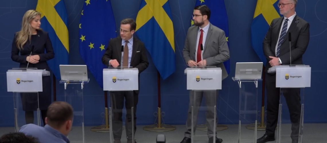 Le Premier ministre Ulf Kristersson (M), la ministre de l'Énergie et de l'Entreprise Ebba Busch (KD), le ministre du Travail et de l'Intégration Johan Pehrson (G) et le chef du parti des Démocrates de Suède Jimmie Åkesson (SD) lors d'une conférence de presse sur la criminalité des gangs liée à l'accord de Tidö. Capture d'écran de la conference de presse conjointe entre les partis du gouvernement le 20 dec. 2022