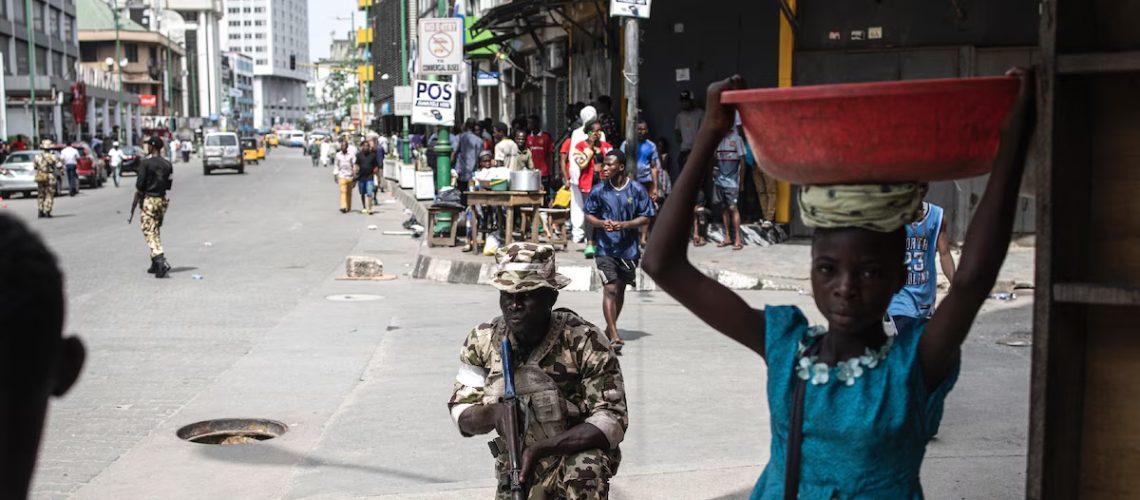 Un soldat patrouille dans les rues de Lagos, au Nigeria, le 27 février 2023
afp.com/JOHN WESSELS