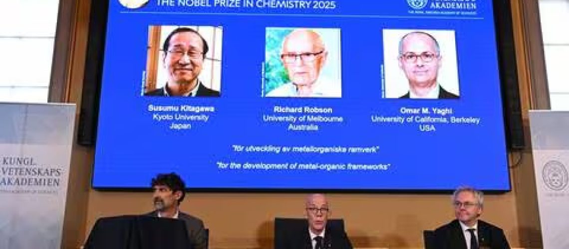 IMG_1671 Susumu Kitagawa (Japon), Richard Robson (Royaume-Uni) et Omar M. Yaghi (États-Unis-Jordanie) ont remporté le prix Nobel de chimie 2025, le 8 octobre. | JONATHAN NACKSTRAND / AFP