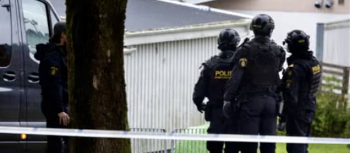 IMG_2243 La police s’est directement rendu sur place pour sécuriser la zone et la population. Photo via Borås tidning