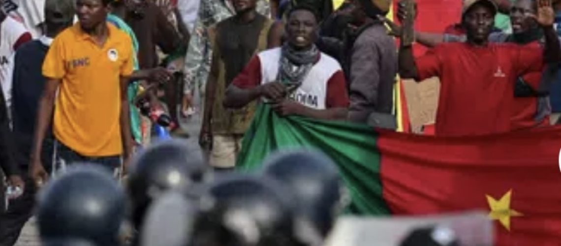 Les partisans du candidat présidentiel camerounais Issa Tchiroma, qui a revendiqué la victoire à l'élection présidentielle du 12 octobre, manifestent dans le quartier de New Bell, Douala, Cameroun, le 26 octobre 2025. Le panneau indique : « Nous ne voulons plus de dictature ». REUTERS/Zohra Bensemra