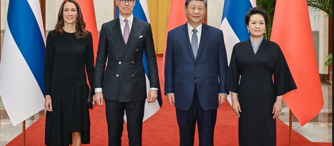 IMG_2686 Le président chinois Xi Jinping et son épouse Peng Liyuan posent pour une photo avec le président finlandais Alexander Stubb et son épouse Suzanne Innes-Stubb en visite au Grand Palais du Peuple à Pékin, le 29 octobre 2024. Photo : Xinhua