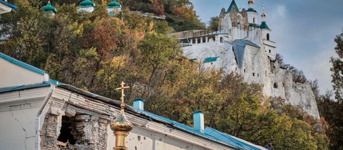 Une photo prise le 3 octobre révèle une partie des dégâts causés au monastère qui surplombe la rivière Siverskiy Donets.