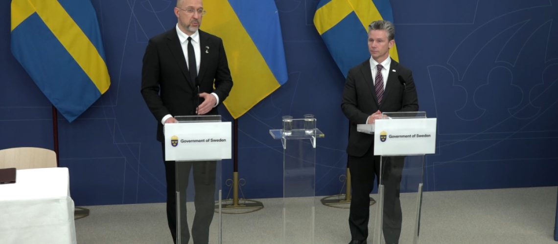 Conférence conjointe des Ministre suédois de la Défense Pål Jonson et ukrainien Denys Shmyhal  organisée ce 6 novembre 2025. Photo capture via government.se