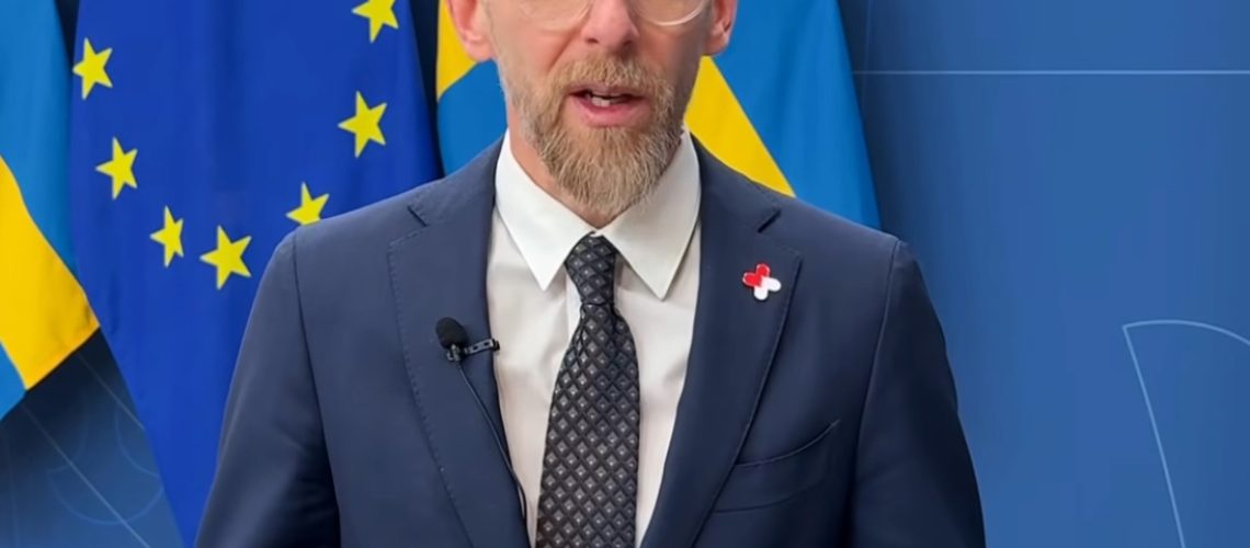 Le ministre des Affaires Sociales Jakob Forrsmed raconte la nouvelle stratégie de la Suède contre la résistance aux antibiotiques.Photo de la conférence de presse a du 18 novembre 2025. Via Sverigeregering (gouvernement suédois)