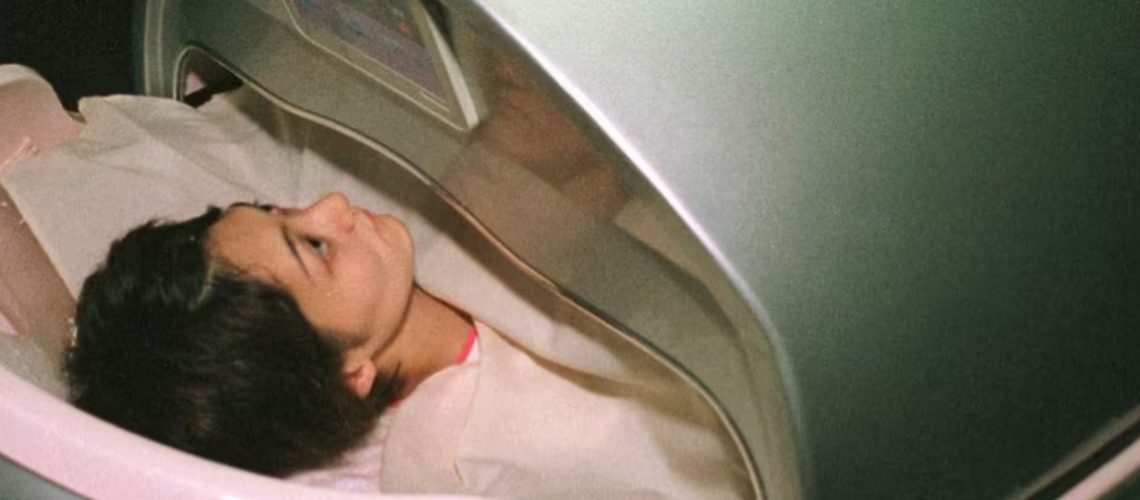 Un modèle photo nommé Haruka Shioji dans une version antérieure de la machine à laver personnelle. La photo a été prise à Tokyo en 1999.
Photo : Toru Takahashi/AP/TT