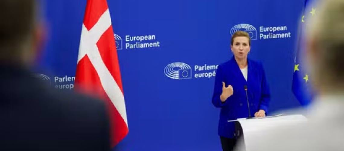 La première ministre danoise, Mette Frederiksen, présente à la presse son programme pour les six mois à venir alors que le Danemark prend la présidence du Conseil de l’UE, lors d’une session plénière du Parlement européen, à Strasbourg, le 8 juillet 2025. JEAN-CHRISTOPHE VERHAEGEN / AFP